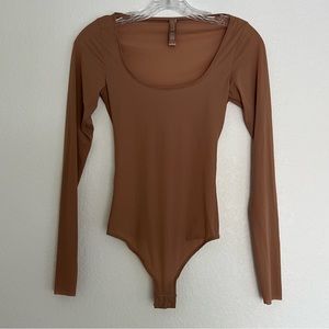 SKIMS Essential Long Sleeve Nude Scoop Neck Bodysuit Size Small